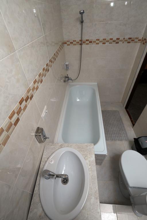 Hotel Avenue Bishkek Ngoại thất bức ảnh